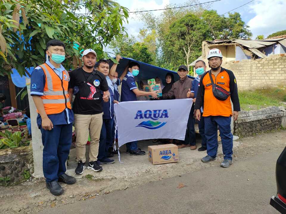 The Cianjur plant of the water brand AQUA rushes aid such as bottled water and basic necessities to the Cianjur quake victims, including employees whose houses were severely damaged following the disaster. (Photo Courtesy of AQUA)