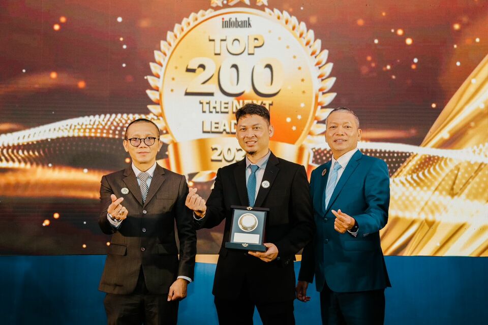 Pupuk Indonesia president director Bakir Pasaman and the company's business transformation director Panji Winanteya Ruky take home the Top 100 CEO and the Next Top 200 Leaders awards respectively. Receiving the awards on their behalf is
Pupuk Indonesia digital transformation SPM Ari Novan Setiono. (Photo Courtesy of Pupuk Indonesia)