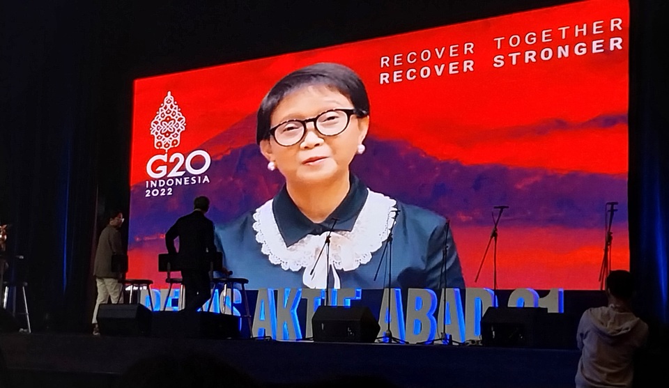 Foreign Affairs Minister Retno Marsudi (on screen) virtually addresses the Conference on Indonesian Foreign Policy (CIFP) hosted by think-tank Foreign Policy Community of Indonesia (FPCI) at Kota Kasablanka in Jakarta on Nov. 26, 2022.  (JG Photo/Jayanty Nada Shofa)