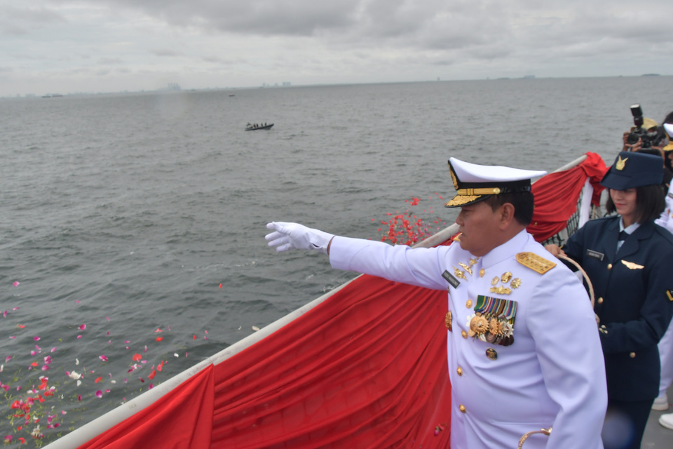 Navy Chief of Staff Admiral Yudo Margono throws flowers aboard the KRI Semarang-594 warship in North Jakarta waters to commemorate National Heroes Day on November 10, 2022. (Antara photo/Fakhri Hermansyah)