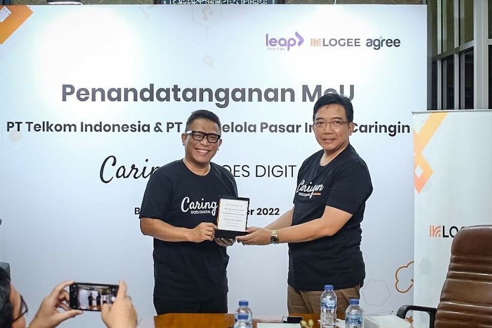 The recent MoU signing between Leap and Pengelola Pasar Induk Caringin. Signing the MoU were Telkom digital business and technology EVP Saiful Hidajat (left) and Pasar Induk Caringin owner Agung Suryamal (right). (Photo Courtesy of Telkom)
