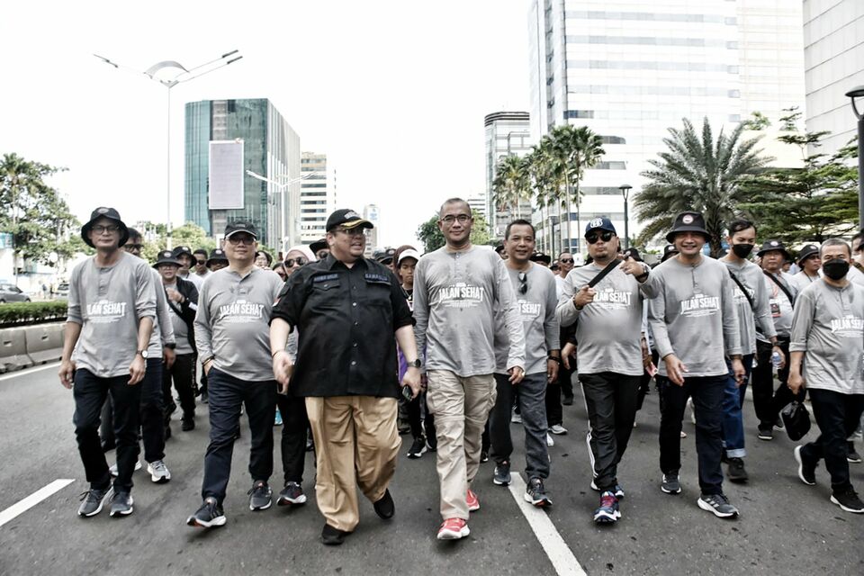General Election Commission (KPU) Head Hasyim Asyari, center, leads the morning walk event participated by around 6,300 KPU officials from across the country on Jalan Thamrin, Central Jakarta, on December 3, 2022. (Joanito De Saojoao)