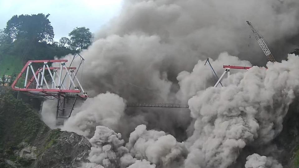 FILE - Hot ashes from Mt. Semeru destroy a bridge in the East Java District of Lumajang as the volcano erupts on December 4, 2022. (Photo courtesy of the National Disaster Mitigation Agency/BNPB)
Luncuran Awan Panas Guguran (APG) Gunungapi Semeru menerjang Jembatan Gladak Perak di Lumajang, Jawa Timur, Minggu (4/12/2022). Pusat Vulkanologi dan Mitigasi Bencana Geologi (PVMBG) menaikkan status Gunungapi Semeru dari