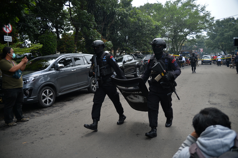 Suicide Bomber Injures Three Policemen In Bandung