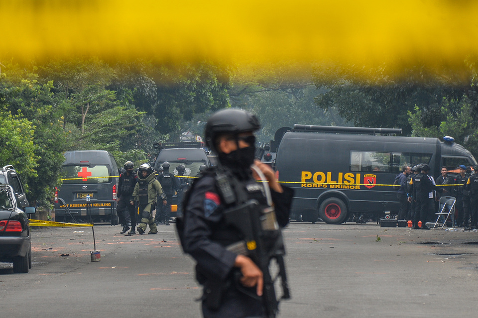 Police officers stand guard across the police line at Astanaanyar Police Station in Bandung following a suicide bomb attack that injures three service members on December 7, 2022. (Antara Photo)