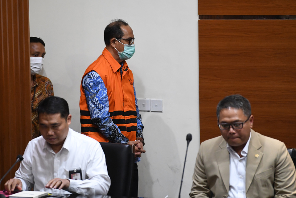 Supreme Court Justice Gazalba Saleh dressing in an orange vest is presented at a press conference by the Corruption Eradication Commission (KPK) in Jakarta on December 8, 2022, after he was named a graft suspect. (Antara photo/Akbar Nugroho Gumay)