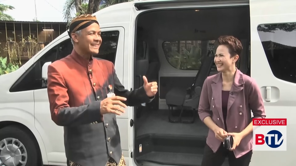 Central Java Governor Ganjar Pranowo, left, talks with BTV news anchor Fristian Griec in Semarang, December 8, 2022. (Videography)