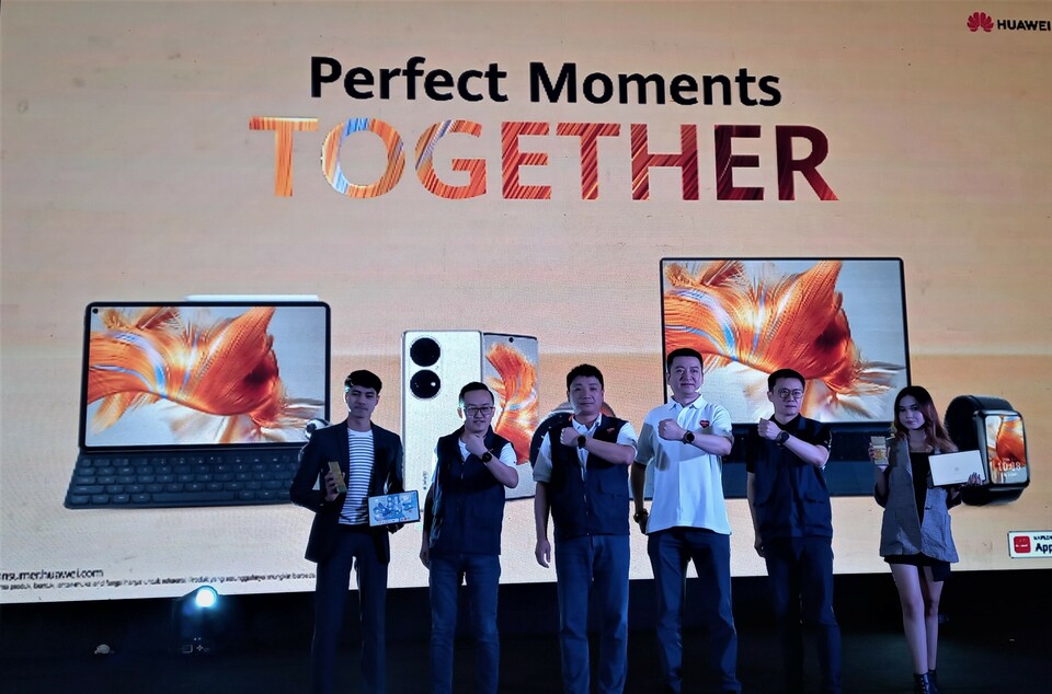 Huawei Indonesia CEO Jacky Chen, third left, accompanied by other executives and models show the latest collection of smart devices during a gathering in North Tapanuli, North Sumatra, on December 8, 2022. (Heru Andriyanto)