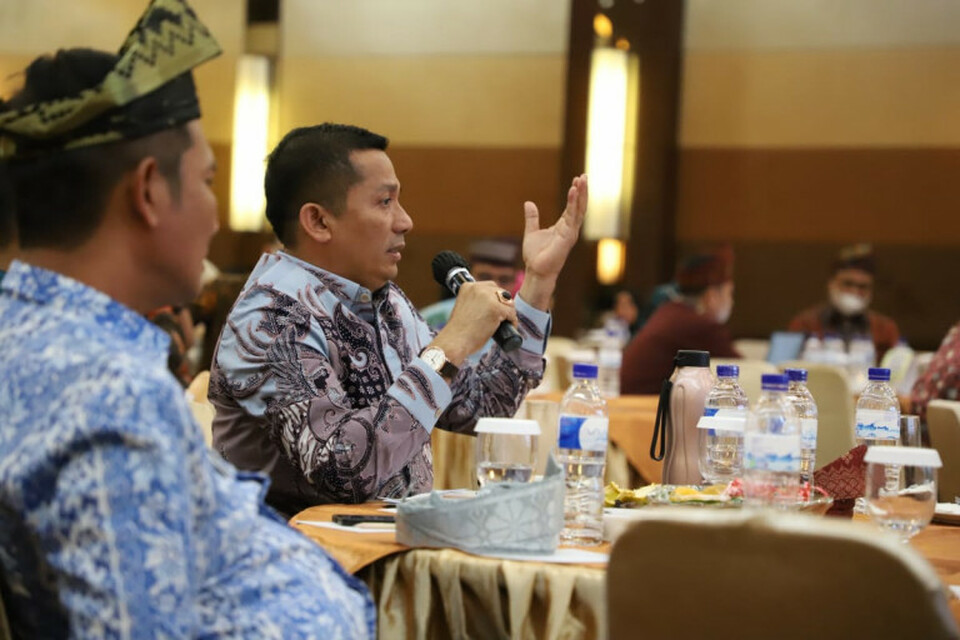 Meranti District Head Muhammad Adil. second left, speaks during a meeting with Finance Ministry officials in the Riau capital of Pekanbaru on December 8, 2022. (Photo courtesy of Meranti District Government)