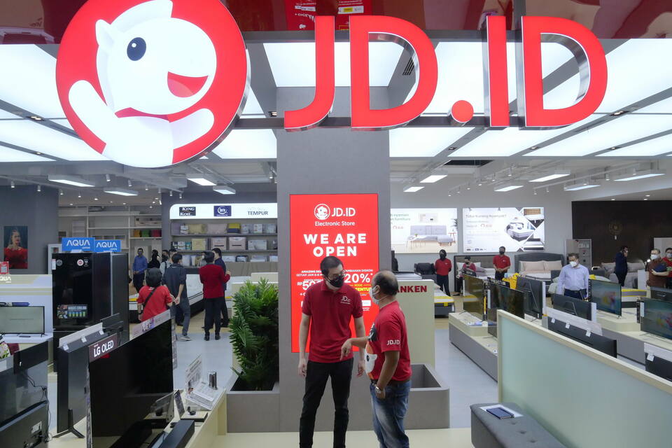 This 2021 file photo shows the Zhang Li, the chief executive officer of JD.ID Electronic Store, left, having a discussion with Sandy Permady, JD.ID chief financial officer, at the opening of the JD.ID Electronic Store in Aeon Mall in Bogor, West Java. (B1 Photo/David Gita Roza)