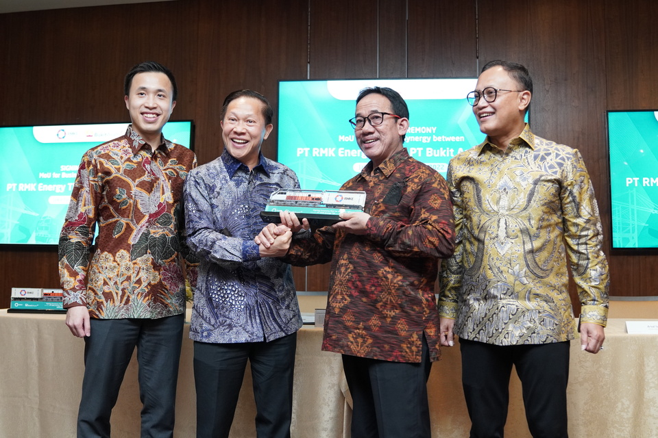 From left: RMK Energy Operation Director William Saputra, RMK Energy CEO Tony Saputra, Bukit Asam CEO Arsal Ismail, and Bukit Asam Business Development Director Rafli Yandra pose for a photo after the signing of MoU on coal transport in Jakarta on December 16, 2022. (Photo courtesy of RMKE)