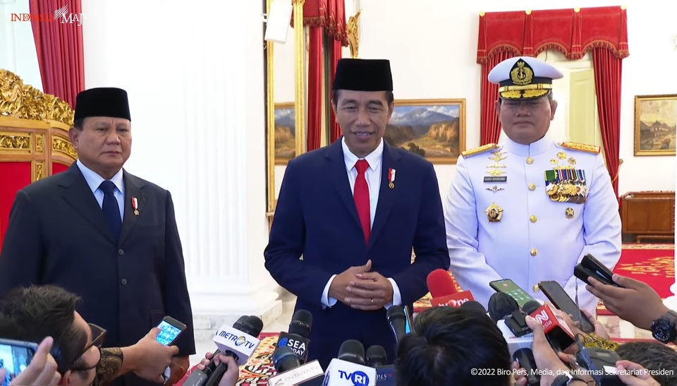 President Joko "Jokowi" Widodo together with the new military commander Yudo Margono (right) and Defense Minister Prabowo Subianto (left) give a press statement shortly after Yudo