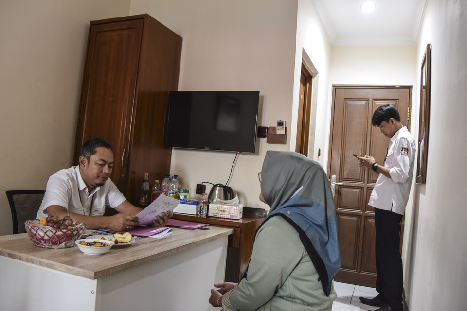 A commissioner officer from the Ciamis chapter of the General Election Commission (KPU)  interviews a committee member candidate at The Priangan Hotel in Ciamis, West Java on Dec. 12, 2022. About 412 candidates take part in the interview process. (Antara Photo/Adeng Bustomi)