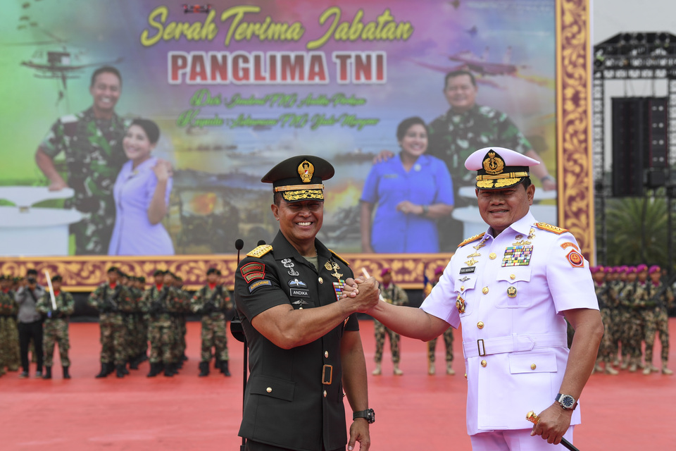 Indonesian Military Chief Admiral Yudo Margono, right, shakes hands with his predecessor General Andika Perkasa after the ceremony to mark the change of leadership at the military headquarters in Cilangkap, East Jakarta, on December 20, 2022. (Antara photo/M Risyal Hidayat) 