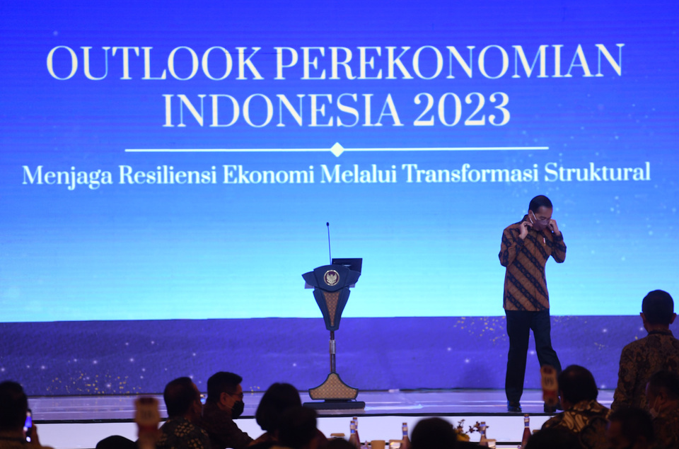 President Joko Widodo puts on a mask after delivering a speech at an economic seminar in Jakarta on December 21, 2022. (Antara photo/Akbar Nugroho Gumay)