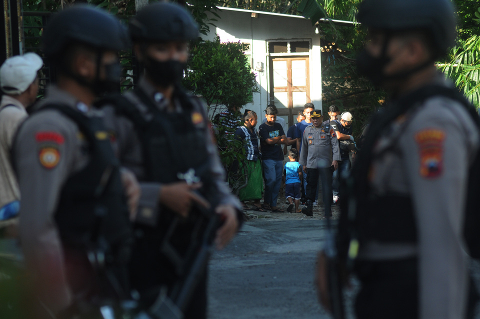 FILE - Police officers stand guard near the home of a terror suspect during an anti-terror raid in the Central Java district of Sukoharjo on December 1, 2022. (Antara photo/Aloysius Jarot Nugroho)