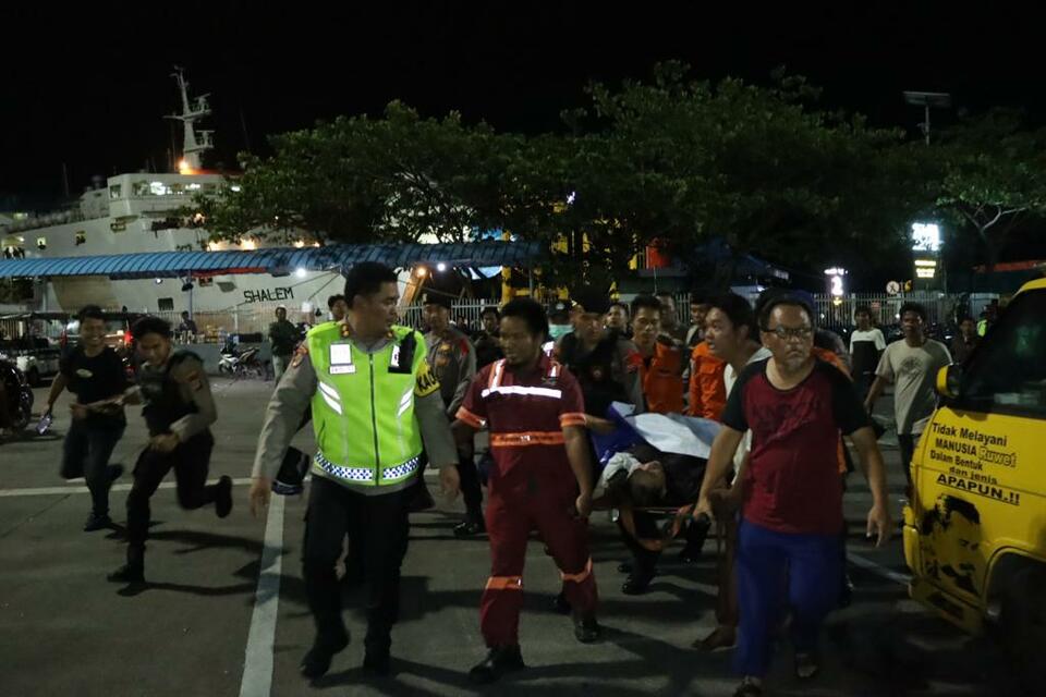 A woman is rescued and rushed to hospital after her car plunged into the sea at Merak ferry port in Banten on December 23, 2022. (BTV Photo/Ibnu Malikh)