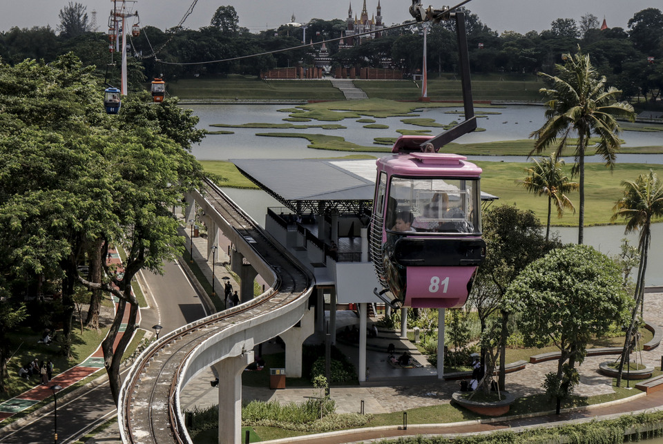 Visitors ride the cable car at Taman Mini Indonesia Indah in Jakarta on Dec. 17, 2022. (Antara Photo/Darryl Ramadhan)