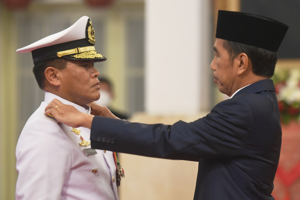 President Joko Widodo inaugurates Admiral Muhammad Ali as the Navy chief of staff at the State Palace in Jakarta on Dec. 28, 2022. (Antara photo)
