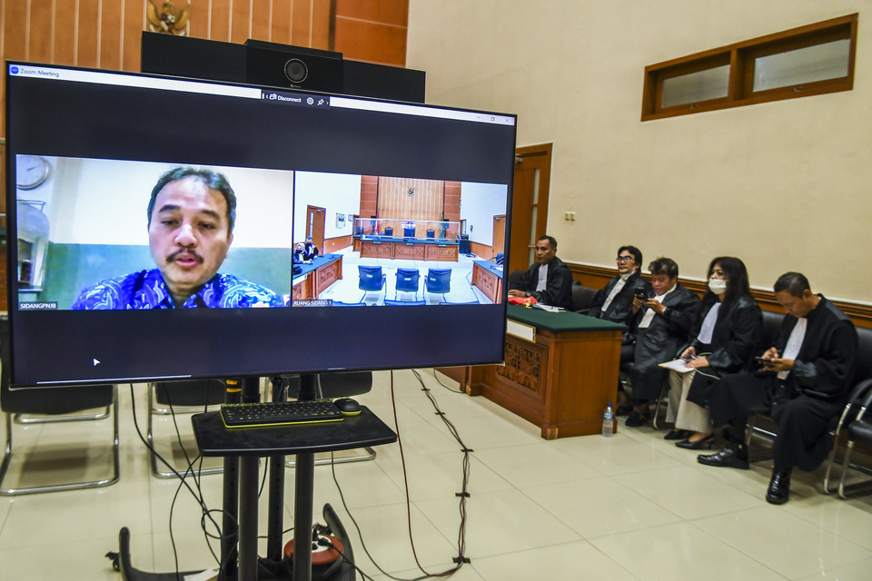 Former youth affairs and sports minister Roy Suryo follows his court hearing via video conference at the West Jakarta District Court where he was sentenced to nine months in prison for hate speech on December 28, 2022. (Antara photo/Galih Pradipta)