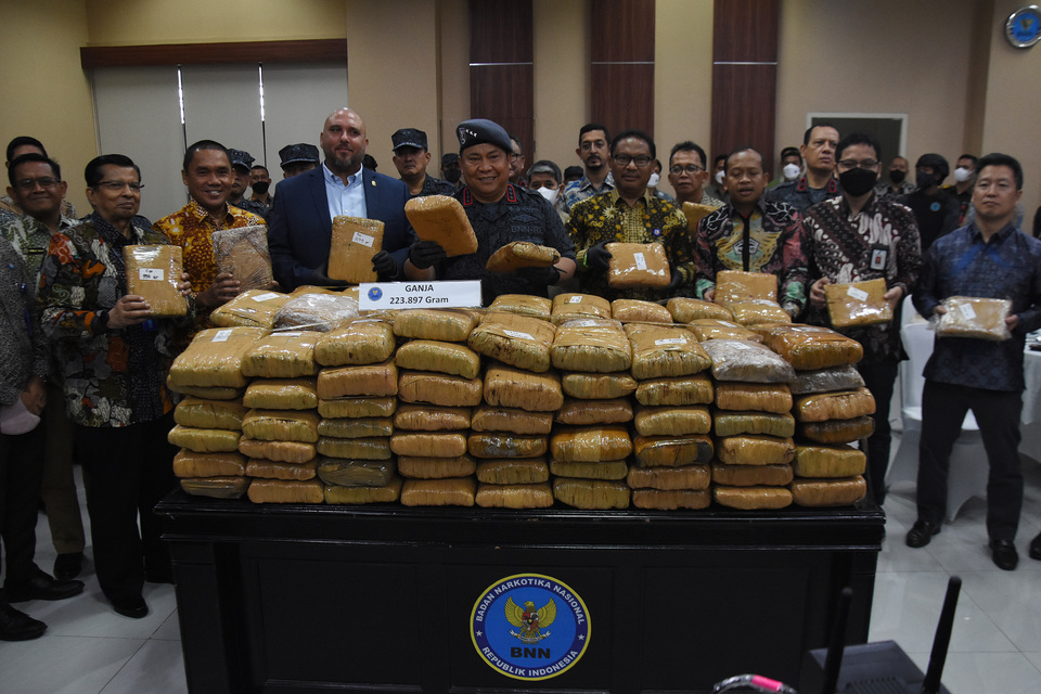 National Narcotics Agency (BNN) chief Petrus R Golose (center) shows confiscated cannabis at BNN's year-end press conference in Jakarta on Dec. 29, 2022. (Antara Photo/Indrianto Eko Suwarso)