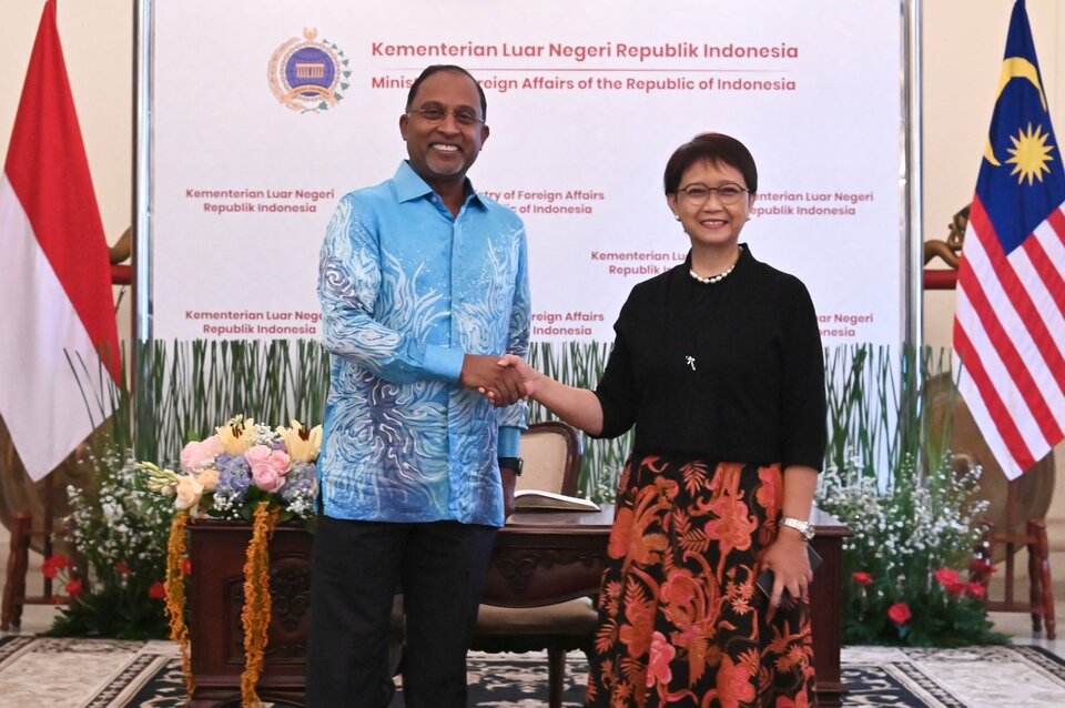 Malaysian Foreign Minister Zambry Abdul Kadir and his Indonesian counterpart Retno Marsudi shake hands during a bilateral meeting in Jakarta on Dec. 29, 2022. (Photo Courtesy of the Foreign Affairs Ministry)