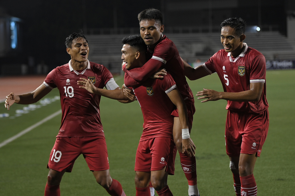 Indonesia national team celebrates as Dendy Sulistyawan scores a goal in a match against The Philippines in the Group A 2022 AFF Cup in Rizal Memorial Stadium in Manila on Jan. 2, 2023. (Antara Photo)