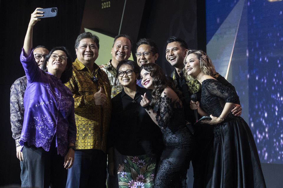 Finance Minister Sri Mulyani takes a selfie with Chief Economic Minister Airlangga Hartarto, third left, Health Minister Budi Gunadi Sadikin, fourth left, Foreign Minister Retno Marsudi, center, and Industry Minister Agus Gumiwang, fourth left, in Jakarta on December 20, 2022. (Antara photo)