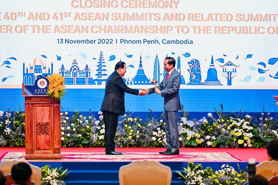 Cambodian Prime Minister hands over the ASEAN Chairmanship gavel to President Joko "Jokowi" Widodo at the end of the 40th and 41st ASEAN Summits in Phnom Penh on Nov. 13, 2022. 
(Presidential Press Bureau)