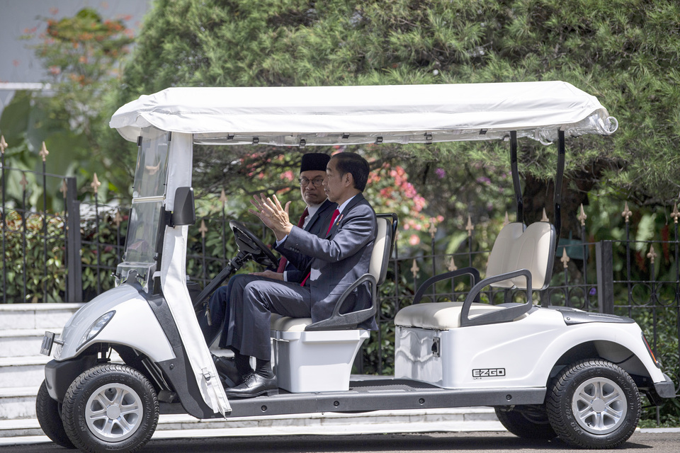 President Joko "Jokowi" Widodo and Malaysian Prime Minister Anwar Ibrahim conversing inside a golf car after taking a trip around the Bogor Botanical Gardens on Jan. 9, 2023. (Antara Photo/Sigid Kurniawan)
