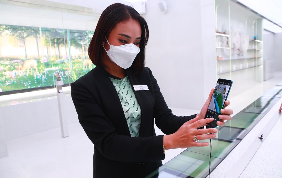 A sales representative demonstrates using an Oppo phone at an Oppo store in Jakarta in 2021. (B Universe Photo/Mohammad Defrizal)