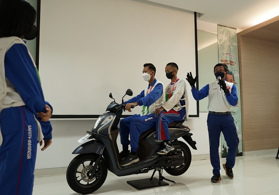 An Astra Honda Motor instructor teaches safety tips when riding in tandem at the 2022 Safety Riding Camp. (Photo Courtesy of Astra Honda Motor Foundation)