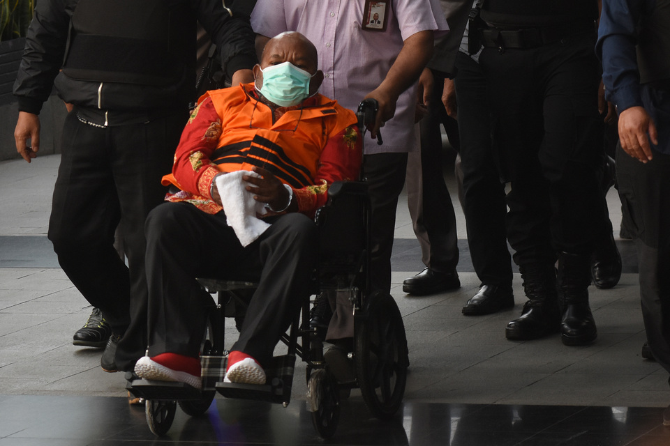Papua Governor Lukas Enembe is taken to the Corruption Eradication Commission (KPK) building in a wheelchair in Jakarta on January 12, 2023. (Antara photo)