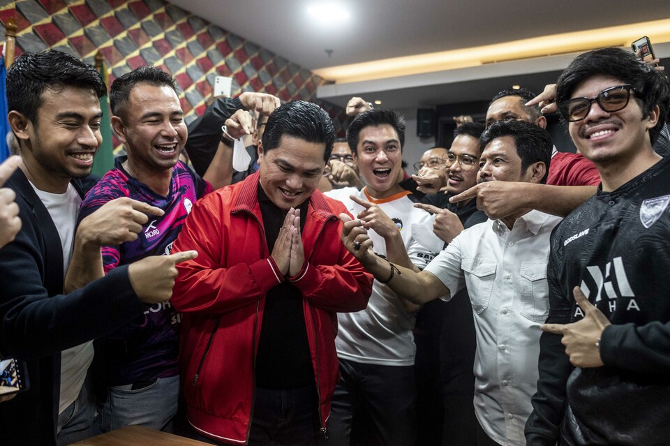 State-Owned Enterprise Minister Erick Thohir, third left, poses for a photo with his supporters at the PSSI headquarters in the Senayan sporting complex in Jakarta on January 15, 2023. (Antara photo)