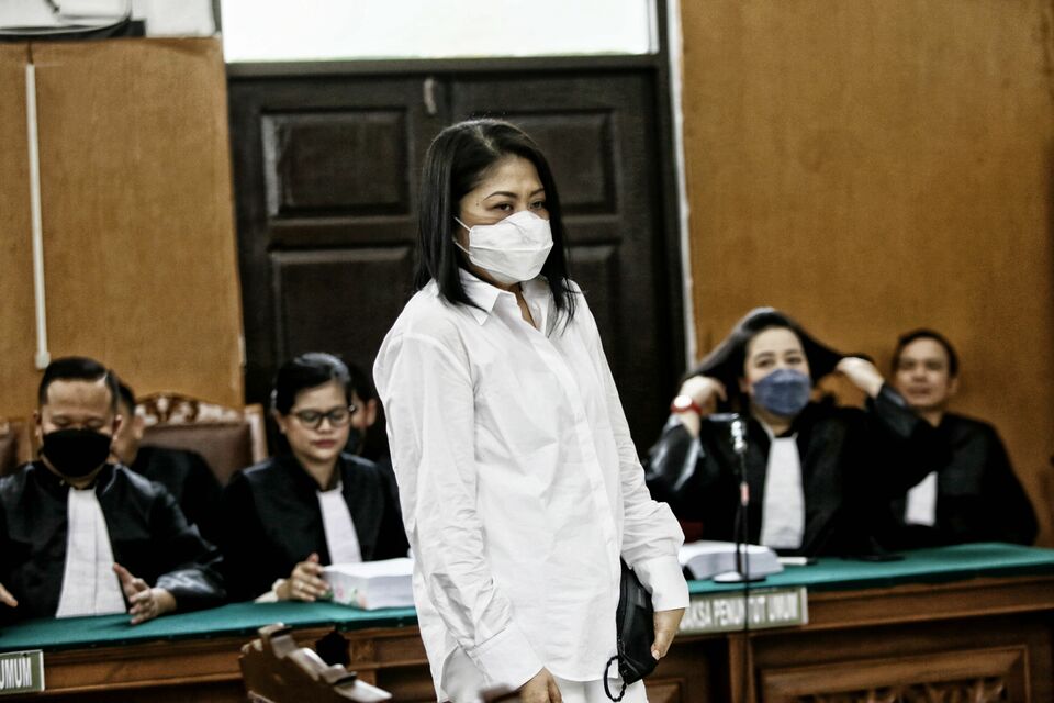 Murder trial defendant Putri Candrawathi enters the South Jakarta courtroom in front of prosecutors on January 18, 2022. (Joanito De Saojoao)