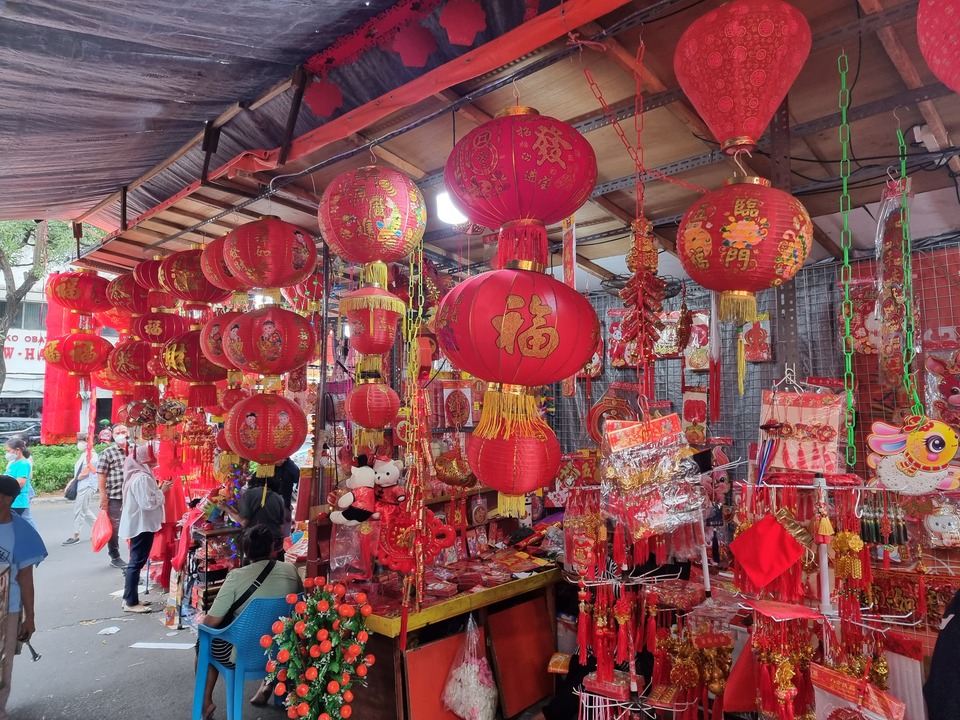 Customers shop for Chinese New Year’s decorations at Jakarta’s Chinatown or Glodok on Jan. 17, 2023. With only a few days left until celebrations begin, customers rush to the markets for the Chinese New Year. (JG Photo/Oliver Dixon)