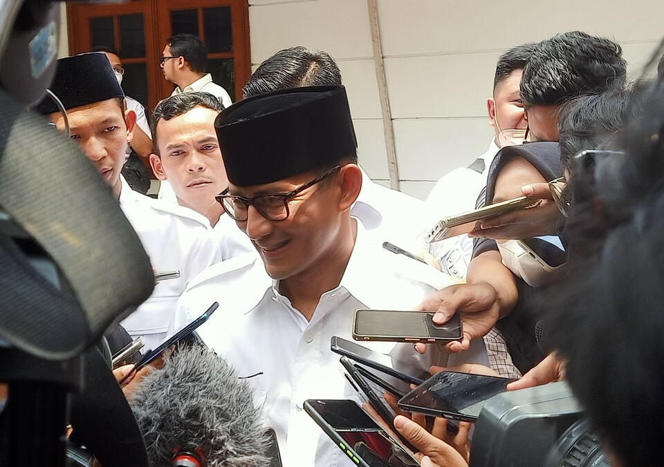 Sandiaga Salahuddin Uno speaks to journalists during a visit to the newly-launched Great Indonesia Movement Party (Gerindra) joint secretariat on Jalan Mangunsarkoro, Menteng, Central Jakarta, on January 23, 2022. (Yustinus Paat)