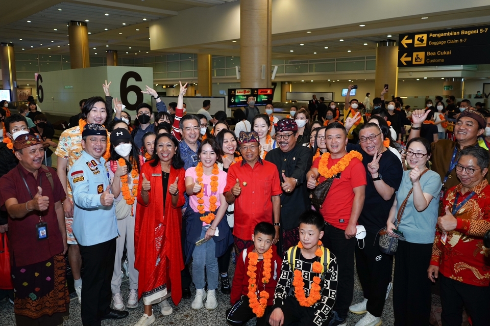 About 210 Chinese tourists arrive at I Gusti Ngurah Rai International Airport in Bali on Jan. 22, 2023. (Photo Courtesy of Tourism Ministry)