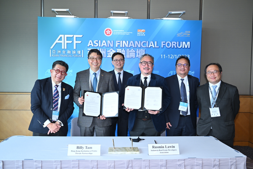 REI's Vice Chairman for Foreign Relations Rusmin Lawin, third right, and HKIPP Chairman Billy Lam, second left, with Deputy Executive Director of the Hong Kong Trade and Development Council (HKTDC) Patrick Lau, third left, pose for a photograph after a signing ceremony in Hong Kong, in January 2023. (Photo courtesy of REI)