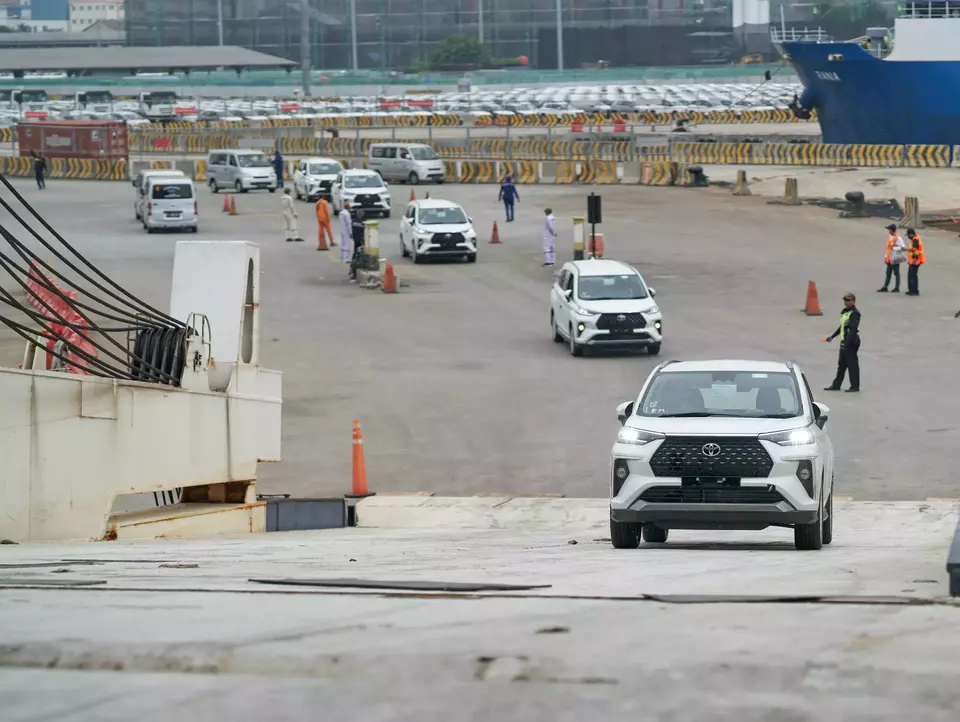 Toyota vehicles make their way into a ship at Patimban Port in Subang, West Java, for export deliveries. (Photo courtesy of Toyota Motor Manufacturing Indonesia)