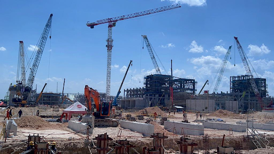 The ongoing construction of Freeport Indonesia’s Manyar Smelter at the Java Integrated Industrial and Port Estate in Gresik. (B Universe Photo/Primus Dorimulu)