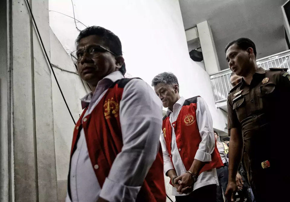 Former police officers Ferdy Sambo, left, and Hendra Kurniawan, center, leave the South Jakarta District Court after a hearing on January 27, 2023. (Joanito De Saojoao)