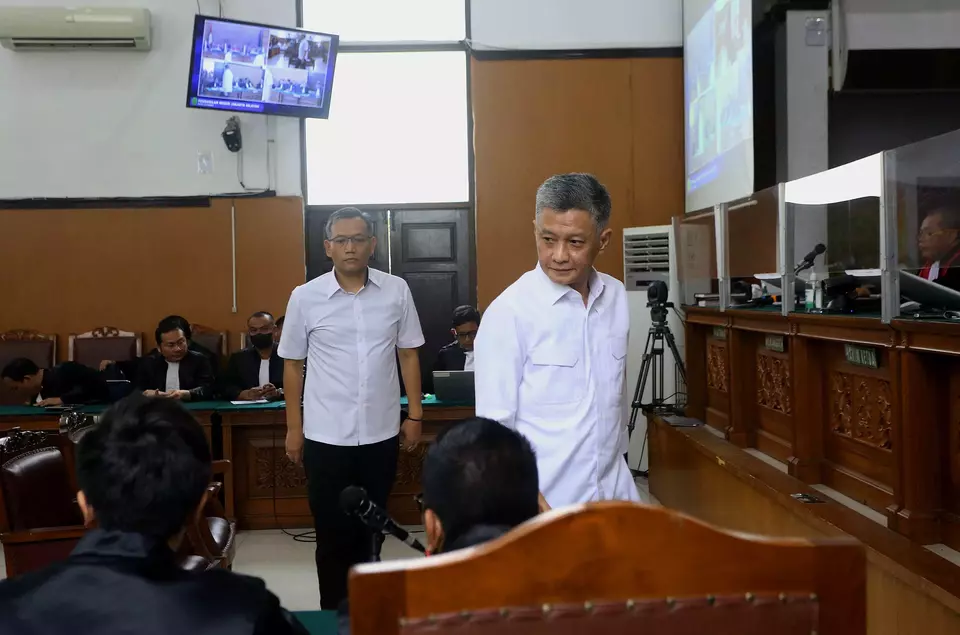 Former police officers Agus Nurpatria, center, and Hendra Kurniawan, right, enter the courtroom of the South Jakarta District Court for a hearing on January 19, 2023. (Joanito De Saojoao)