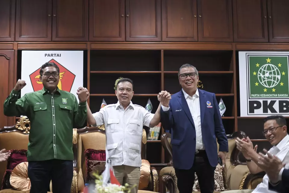 National Democratic Party (Nasdem) Deputy Chairman Ahmad Ali, standing right, poses for a photo during a visit to the newly-launched joint secretariat of the Great Indonesia Movement Party (Gerindra) and the National Awakening  Party (PKB) in Menteng, Central Jakarta, on January 26, 2023. (Antara photo)
