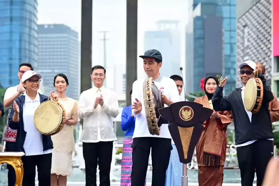 President Joko Widodo kicks off Indonesia's 2023 ASEAN chairmanship at the Hotel Indonesia roundabout in Jakarta on Jan. 29, 2023.(Infopublik/Amiriyandi)