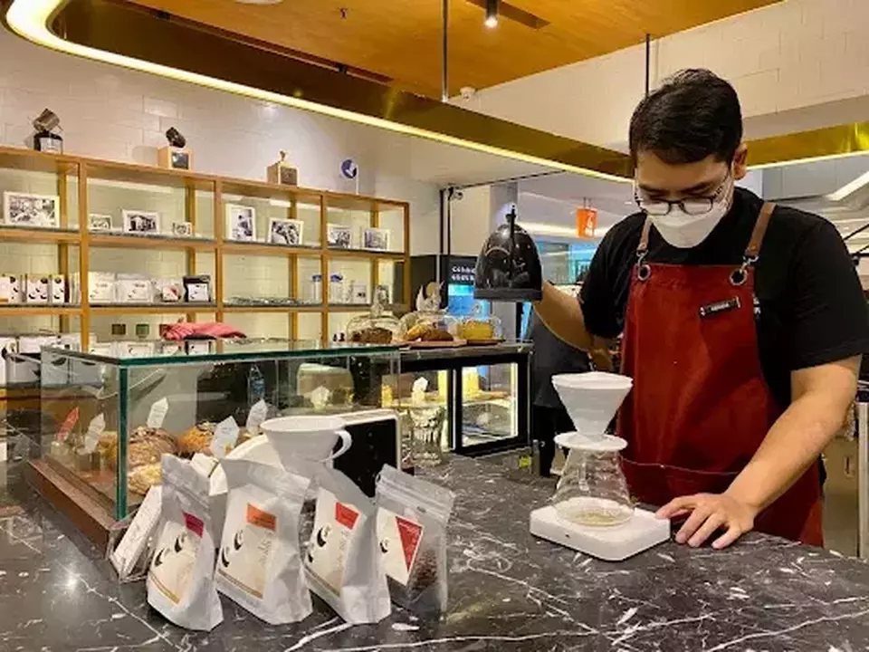 Arianta Zulhan brewing a filter coffee for a customer at the Common Grounds Citywalk Sudirman cafe on Jan. 26 2023. (JG Photo/Lily McCure)