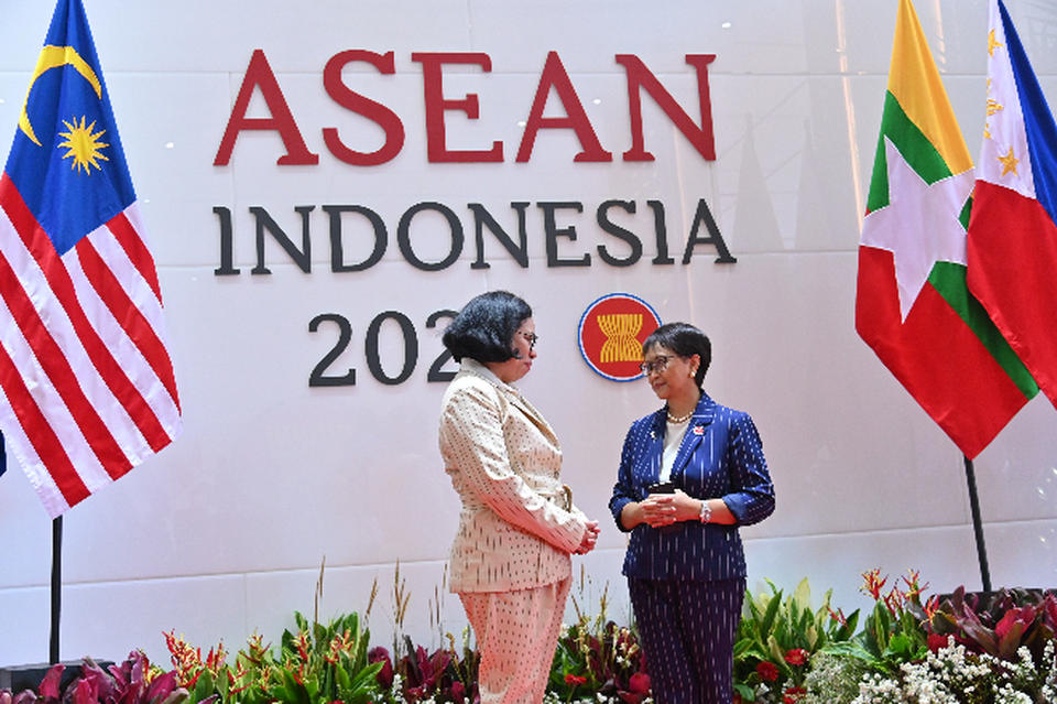Foreign Affairs Minister Retno Marsudi greets her Timor Leste counterpart Adaljiza Magno before the 32nd ASEAN Coordinating Council meeting at the ASEAN Secretariat in Jakarta on Feb. 3, 2023. (Photo Courtesy of the Foreign Affairs Ministry)