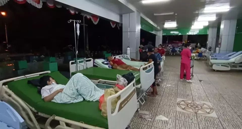 Jayapura Municipal Hospital moves patients to open space after a 5.4-magnitude earthquake that rocked the Papua capital on February 9, 2023. (BTV Photo)