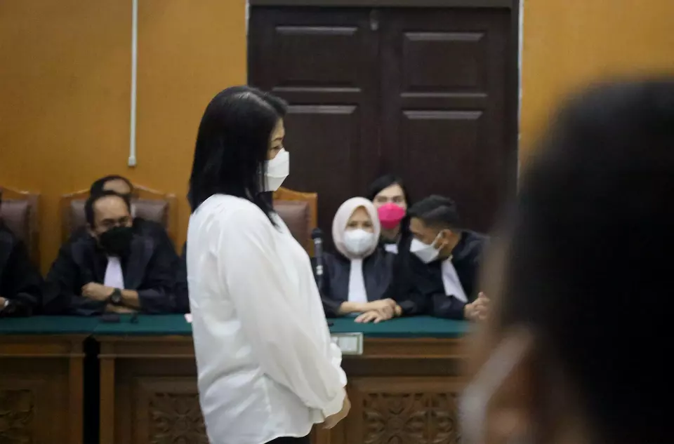 Murder defendant Putri Candrawathi rises from her chair as the judge reads out the verdict at the South Jakarta District Court on February 13, 2023. (Joanito De Saojoao)