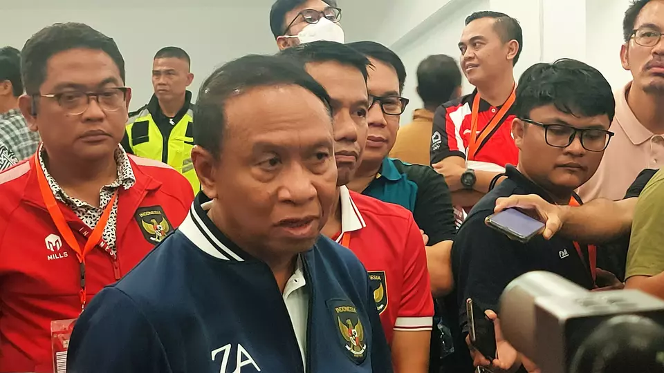 Youth Affairs and Sports Minister Zainudin Amali, second left, speaks to reporters at Bung Karno Stadium in Jakarta on February 17, 2023. (Hendro Situmorang)